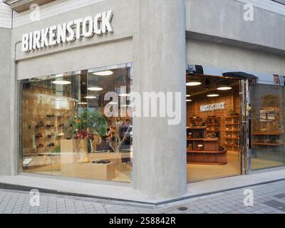 TOKIO, JAPAN - 29. Dezember 2024: Ein Schuhgeschäft von Birkenstock in Tokio, Shinjuku. Es gibt eine japanische Neujahrsdekoration im Fenster. Stockfoto