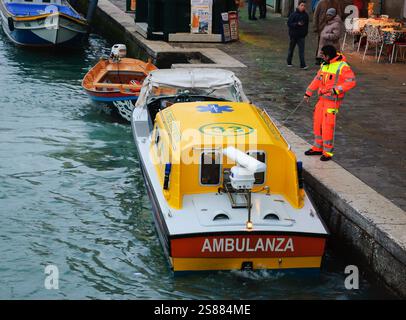 VENEDIG, ITALIEN - 14. FEBRUAR 2015: Rettungsboot kommt zum dringenden Anruf am Abend. Stockfoto
