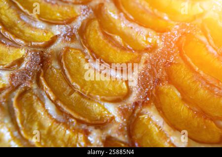 Ein Dessert aus geschnittenen Pfirsichen ist auf einem hölzernen Schneidebrett. Das Dessert ist mit Zucker bedeckt und sieht köstlich aus. Stockfoto
