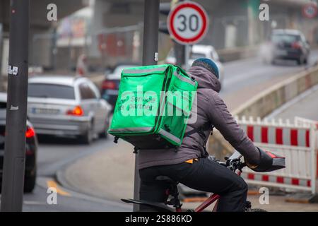 Fahrer des Lebensmittellieferdienstes UBER EATS, fotografiert in Ludwigshafen Stockfoto