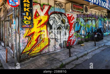 Farbenfrohe Graffiti schmücken die Wände einer urbanen Straßenecke und zeigen kreative Kunstwerke, wilde Atmosphäre und urbane Kultur. Stockfoto