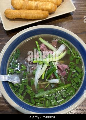 Rindfleischnudeln Suppe, in Hanoi, Vietnam im Restaurant Stockfoto