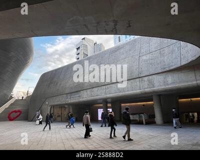 Seoul, Südkorea - 4. Januar 2025 - Dongdaemun Design Plaza (DDP) im Winter. Stockfoto