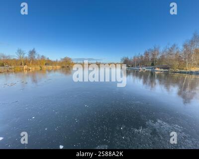 Gefrorener See an einem sonnigen Wintertag mit klarem blauem Himmel. York. UK Stockfoto