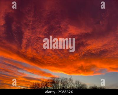 Dramatischer orangefarbener Himmel. Wintersonnenuntergang. UK Stockfoto