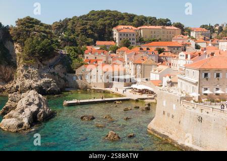 Blick auf den Westhafen von Dubrovnik, geschützte Bucht/Bucht mit kleinem Strand und Bootsanleger/Pier, neben und außerhalb der Altstadt von Dubrovnik. Kroatien. (138) Stockfoto