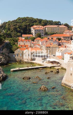 Blick auf den Westhafen von Dubrovnik, geschützte Bucht/Bucht mit kleinem Strand und Bootsanleger/Pier, neben und außerhalb der Altstadt von Dubrovnik. Kroatien. (138) Stockfoto