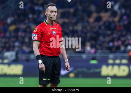 Schiedsrichter Ermanno Feliciani wurde 2024/25 im San Siro Stadion beim Fußballspiel der Serie A zwischen dem FC Internazionale und dem Empoli FC in Aktion gesehen Stockfoto