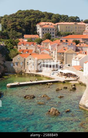 Blick auf den Westhafen von Dubrovnik, geschützte Bucht/Bucht mit kleinem Strand und Bootsanleger/Pier, neben und außerhalb der Altstadt von Dubrovnik. Kroatien. (138) Stockfoto