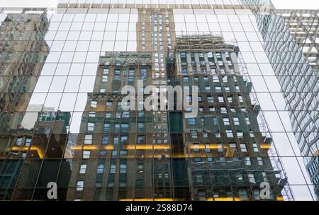 Reflexionen auf einer Fassade eines Gebäudes, Manhattan, New York City - USA Stockfoto
