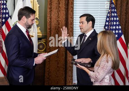 Washington, Usa. Januar 2025. Vizepräsident JD Vance schwört in Marco Rubio als Staatssekretär im zeremoniellen Büro des Vizepräsidenten im Weißen Haus in Washington, DC, am Dienstag, den 21. Januar 2025. Foto: Oliver Contreras/UPI Credit: UPI/Alamy Live News Stockfoto