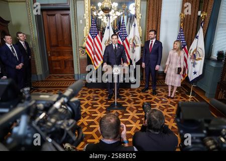 Washington, Usa. Januar 2025. Außenminister Marco Rubio spricht, nachdem er am 21. Januar 2025 von Vizepräsident JD Vance im Zeremonialbüro des Vizepräsidenten im Weißen Haus in Washington, DC, vereidigt wurde Foto: Oliver Contreras/UPI Credit: UPI/Alamy Live News Stockfoto