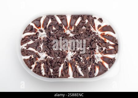 Stracciatella-Eis in einem Plastikbehälter auf weißem Hintergrund Stockfoto