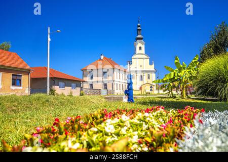 Malerisches Dorf Peteranec Kirche und Blick auf die Straße, Podravina Region von Kroatien Stockfoto