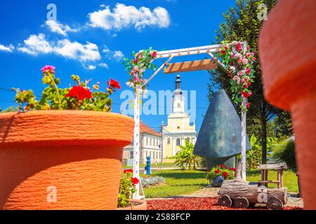 Malerisches Dorf Peteranec Kirche und Blick auf die Straße, Podravina Region von Kroatien Stockfoto