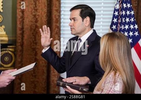 Washington, Usa. Januar 2025. Vizepräsident JD Vance schwört in Marco Rubio als Staatssekretär im zeremoniellen Büro des Vizepräsidenten im Weißen Haus in Washington, DC, am Dienstag, den 21. Januar 2025. Foto: Oliver Contreras/UPI Credit: UPI/Alamy Live News Stockfoto