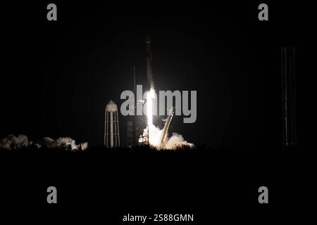 Cape Canaveral NASA-SpaceX-Firefly Aerospace Blue Ghost Mission 1 startet mit einer SpaceX Falcon 9 Rakete vom NASAs Launch Complex 39A im Kennedy Space Center in Cape Canaveral, Florida, in den frühen Morgenstunden des 15. Januar 2025. Firefly Aerospace aus Texas startete erfolgreich seine erste Mondmission für die NASA, die in Mare Crisium landet, um zehn wissenschaftliche und technologische Instrumente bereitzustellen, die den Weg für die Rückkehr der Menschheit zum Mond ebnen. *** Cape Canaveral NASA SpaceX Firefly Aerospace Blue Ghost Mission 1 startet Firefly Aerospace Stockfoto