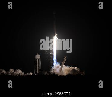 Cape Canaveral NASA-SpaceX-Firefly Aerospace Blue Ghost Mission 1 startet mit einer SpaceX Falcon 9 Rakete vom NASAs Launch Complex 39A im Kennedy Space Center in Cape Canaveral, Florida, in den frühen Morgenstunden des 15. Januar 2025. Firefly Aerospace aus Texas startete erfolgreich seine erste Mondmission für die NASA, die in Mare Crisium landet, um zehn wissenschaftliche und technologische Instrumente bereitzustellen, die den Weg für die Rückkehr der Menschheit zum Mond ebnen. *** Cape Canaveral NASA SpaceX Firefly Aerospace Blue Ghost Mission 1 startet Firefly Aerospace Stockfoto