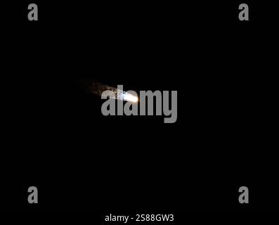 Cape Canaveral NASA-SpaceX-Firefly Aerospace Blue Ghost Mission 1 startet Firefly Aerospaces Blue Ghost Mission 1 auf einer SpaceX Falcon 9 Rakete besteigt den NASAs Launch Complex 39A im Kennedy Space Center in Cape Canaveral, Florida, in den frühen Morgenstunden des 15. Januar 2025. Firefly Aerospace aus Texas startete erfolgreich seine erste Mondmission für die NASA, die in Mare Crisium landet, um zehn wissenschaftliche und technologische Instrumente bereitzustellen, die den Weg für die Rückkehr der Menschheit zum Mond ebnen. *** Cape Canaveral NASA SpaceX Firefly Aerospace Blue Ghost Mission 1 startet Firefly Aerospaces Blue GHO Stockfoto