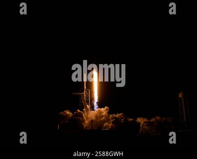 Cape Canaveral NASA-SpaceX-Firefly Aerospace Blue Ghost Mission 1 startet mit einer SpaceX Falcon 9 Rakete vom NASAs Launch Complex 39A im Kennedy Space Center in Cape Canaveral, Florida, in den frühen Morgenstunden des 15. Januar 2025. Firefly Aerospace aus Texas startete erfolgreich seine erste Mondmission für die NASA, die in Mare Crisium landet, um zehn wissenschaftliche und technologische Instrumente bereitzustellen, die den Weg für die Rückkehr der Menschheit zum Mond ebnen. *** Cape Canaveral NASA SpaceX Firefly Aerospace Blue Ghost Mission 1 startet Firefly Aerospace Stockfoto