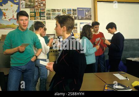 Comprehensive Secondary School 1990s UK. Schüler Jungen Mädchen, die sich auf die GCSE Französisch-Prüfung vorbereiten, in informeller Kleidung. Sie üben für ihre mündliche Prüfung auf Französisch mit Karten für Ansagen. Sheffield Yorkshire März 1990. HOMER SYKES Stockfoto