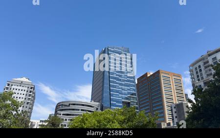 Wolkenkratzer in Kapstadt vor blauem Himmel, Bürohochhäuser, sonniger Tag. Südafrika Stockfoto