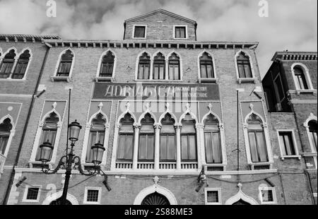 VENEDIG, ITALIEN - 15. FEBRUAR 2015: Der Palazzo Molin (Sitz der „Adriatica Societa di Navigazione“, der Güter- und Personenverkehr-Gesellschaft) in Zattere pro Stockfoto