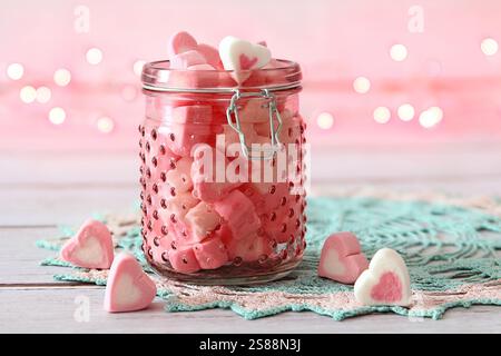 Rosafarbenes Glas gefüllt mit Herzmarshmallows Stockfoto
