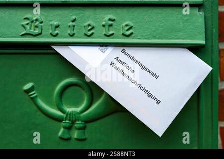 Amtliche Wahlbenachrichtigung zur Bundestagswahl im Briefkasten *** Offizielle Wahlmitteilung zur Bundestagswahl in Ihrem Briefkasten Stockfoto