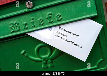 Amtliche Wahlbenachrichtigung zur Bundestagswahl im Briefkasten *** Offizielle Wahlmitteilung zur Bundestagswahl in Ihrem Briefkasten Stockfoto