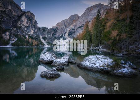 Pragser See im Herbst Stockfoto