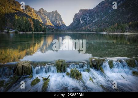 Toblacher See-Reflexionen im Herbst Stockfoto