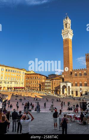 Torre del Mangia ein Turm auf der Piazza del Campo, der wichtigste öffentliche Raum im Zentrum von Siena, einer der schönsten mittelalterlichen Plätze Europas, Siena, Italien Stockfoto
