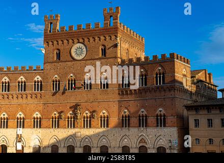 Das Äußere des Palazzo Pubblico oder Rathauses, ein Palast auf der Piazza del Campo, der zentrale mittelalterliche Hauptplatz in Siena, Italien Siena, Toskana, Stockfoto