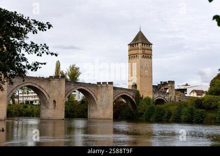 Ein malerischer Blick auf den historischen Pont Valentre in Cahors, Frankreich Stockfoto