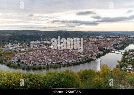 Panoramablick auf Cahors, eine historische Stadt im Südwesten Frankreichs, eingebettet in eine Kurve des Flusses Lot Stockfoto