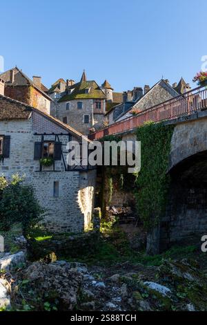 Malerischer Blick auf Carennac, ein historisches mittelalterliches Dorf in Frankreich, mit traditionellen Steinhäusern mit moosbedeckten Dächern und Holzdetails. Die Stockfoto