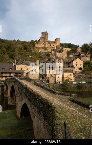 Faszinierender Blick auf die kopfsteingepflasterte Brücke, die zum mittelalterlichen Dorf und Schloss Belcastel in Occitanie, Frankreich, führt. Die Szene zeigt die Ikoni Stockfoto