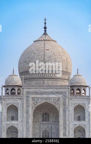Indien. Bundesstaat Uttar Pradesh. Agra. Taj Mahal. Mausoleum aus weißem Marmor, erbaut vom muslimischen Mogul-Kaiser Shah Jahan zum Gedenken an seine Frau Mumtaz Mahal. Stockfoto