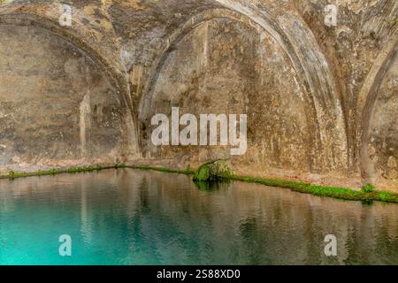 Fontebranda ist Sienas berühmtester mittelalterlicher Brunnen an der Via Fontebranda, Siena, Italien Stockfoto