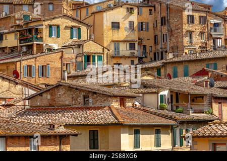 Nahaufnahme von Gebäuden in der mittelalterlichen Stadt Siena in der Toskana, Italien Stockfoto