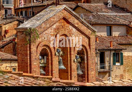Der Glockenturm des Heiligtums St. Katharina in Siena, Italien Stockfoto