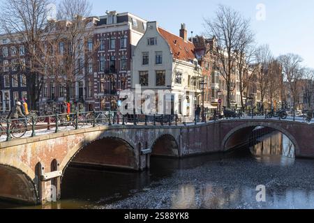 Blick auf die Steinbrücken über die Keizersgracht und Leliegracht im historischen Zentrum von Amsterdam. Stockfoto