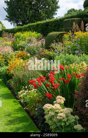 Berühmte Doppelkrautgrenzen in Arley Hall and Gardens in Cheshire, England. Stockfoto