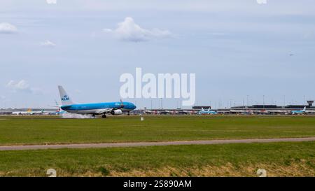 Das Flugzeug der KLM Royal Dutch Airlines PH-BXN Boeing 737-800 landet auf der Landebahn des Flughafens Schiphol. Stockfoto