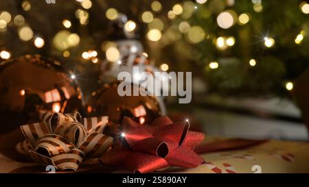 Weihnachtsbaumkugeln mit Kerzenlicht. Stockfoto