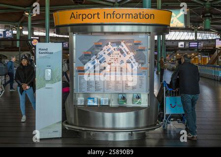 Flughafeninformation in der zentralen Halle des Schiphol Flughafens in Amsterdam. Stockfoto