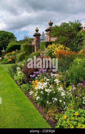 Berühmte Doppelkrautgrenzen in Arley Hall and Gardens in Cheshire, England. Stockfoto