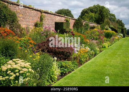 Berühmte Doppelkrautgrenzen in Arley Hall and Gardens in Cheshire, England. Stockfoto