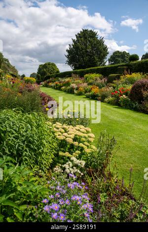 Berühmte Doppelkrautgrenzen in Arley Hall and Gardens in Cheshire, England. Stockfoto